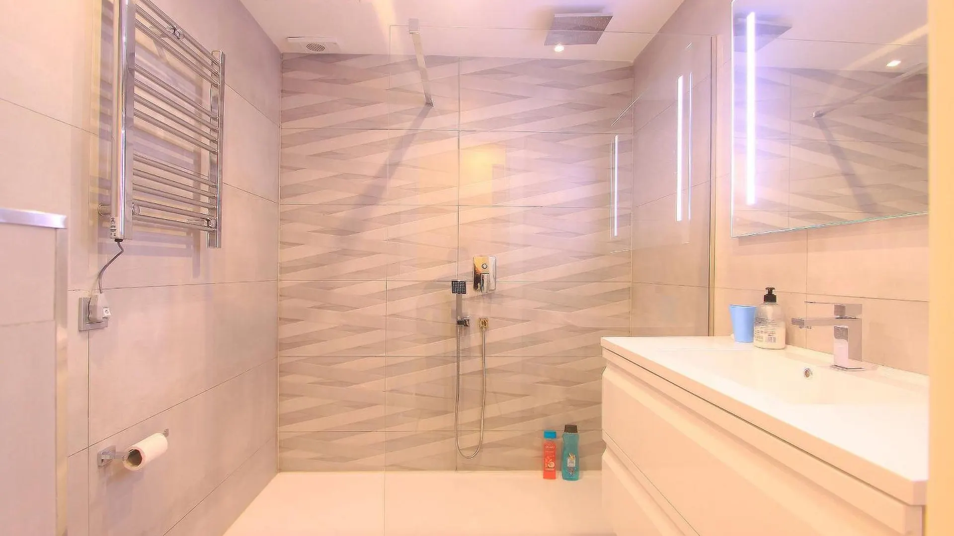 1093 Modern Beach Apartment , Huge Terrace , Bbq Marbella Spain