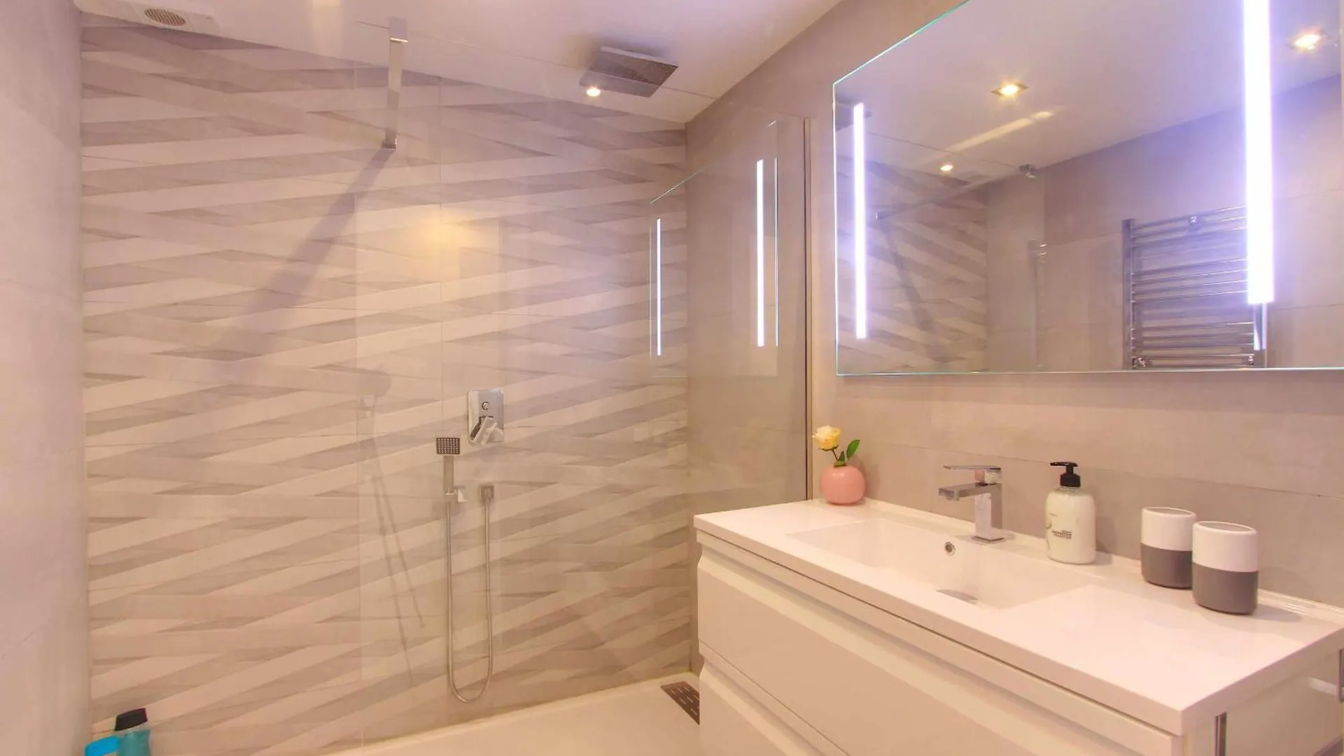 1093 Modern Beach Apartment , Huge Terrace , Bbq Marbella